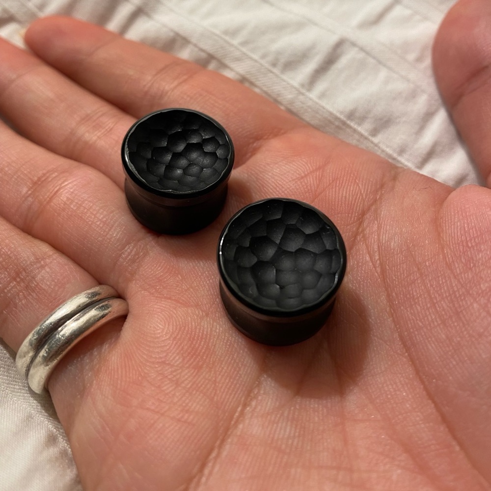 Gorilla Glass 16MM 5/8” Concave Obsidian Martele Double Flare Plugs